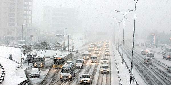 Kar yağışı İstanbul trafiğini rahatlattı