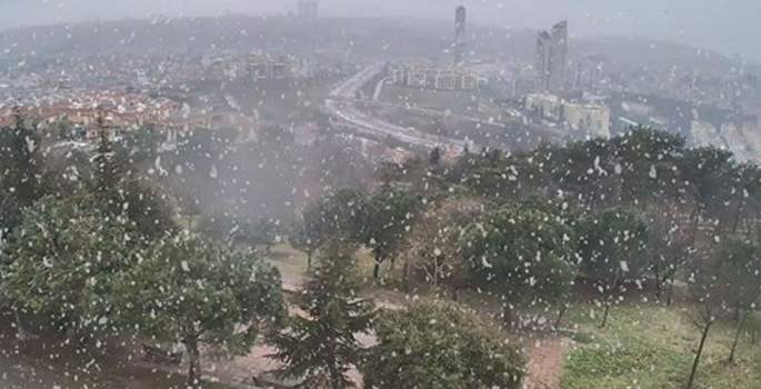 Çamlıca'da kar yağışı başladı