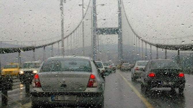 İstanbul'da sağanak trafiği felç etti