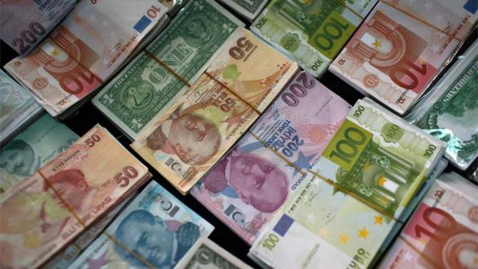 Euro 4 lirayı, dolar 3.77'yi geçti