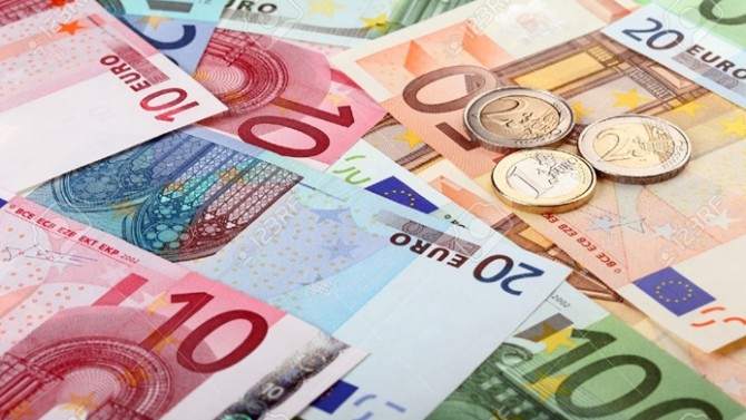 Euro, 4 liranın altında zorlanıyor