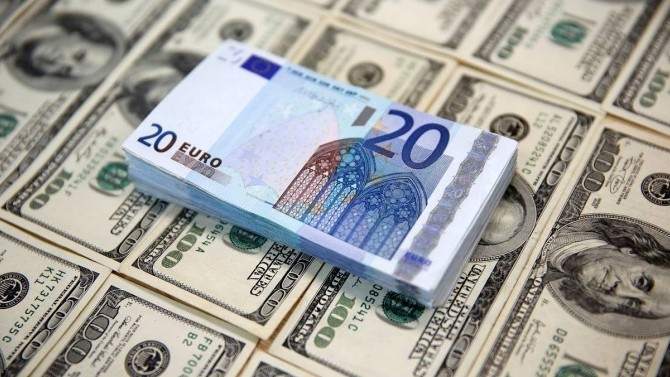 Euro rekor tazeledi, dolar yatay