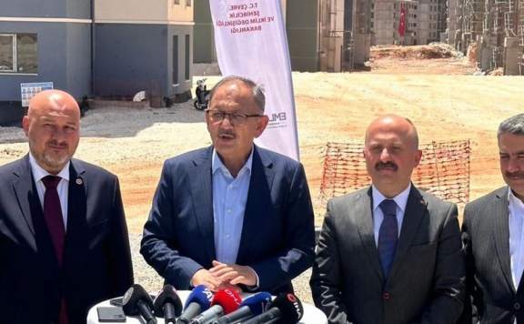  Deprem bölgesinde yaralar sarılıyor! Bakan Özhaseki tarih verdi: 200 bin konutu teslim edeceğiz .
