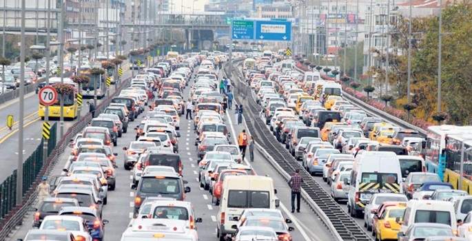 Yola dökülen madde İstanbul trafiğini felç etti