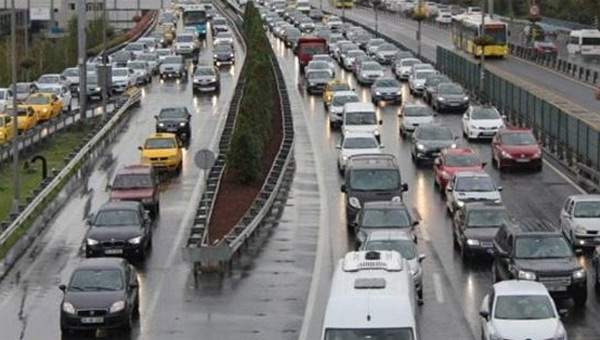 Yağmur İstanbul trafiğini vurdu