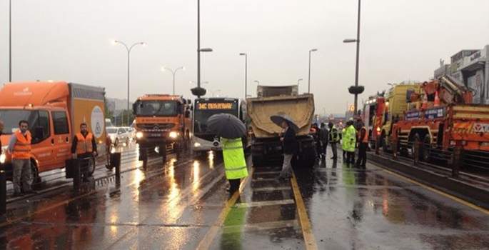 Şiddetli yağış İstanbul trafiğini felç etti
