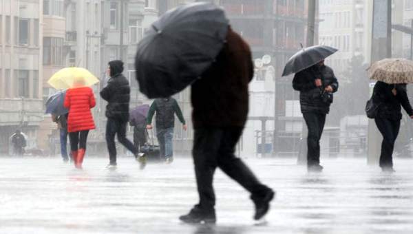 İstanbul'da fırtına ve yağmur etkili oluyor