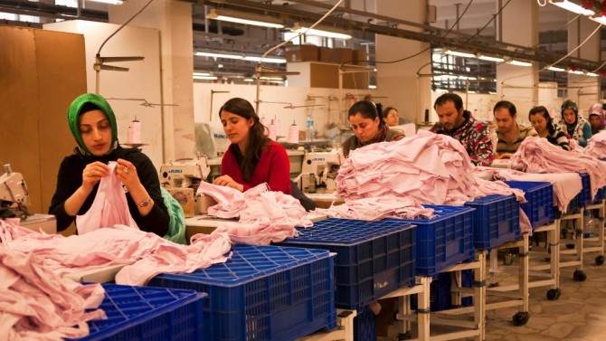 İmalatta çalışan kadınların yüzde 41’i tekstil-hazır giyimde