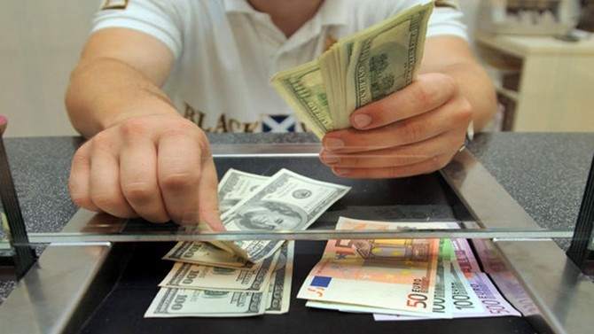 Dolar 3,76'ya inerken euro rekor kırdı