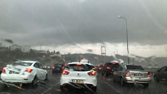 İstanbul yağış etkili oluyor, trafik yoğunluğu arttı