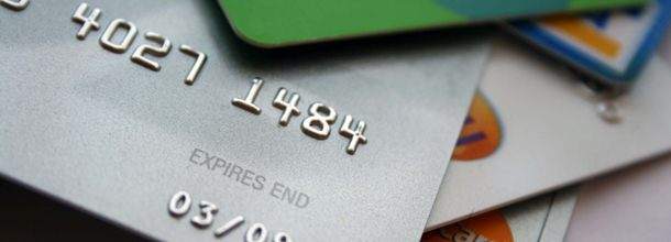 Kredi kartını ödeyemeyen esnafa koşuyor